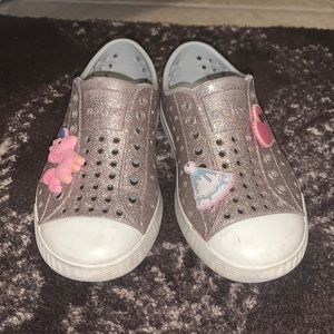 Gold glitter Natives size 8